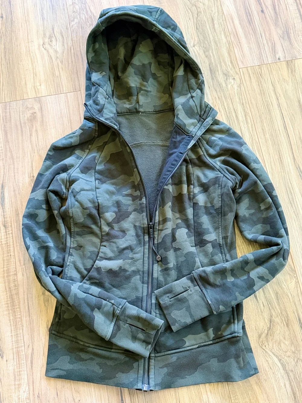 Lululemon Camo full-zip Scuba Hoodie – Size 6